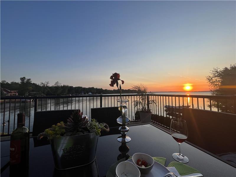 4 Season South headed Cottage on Lake St-François - Sandy Bay - 6 to 8 people