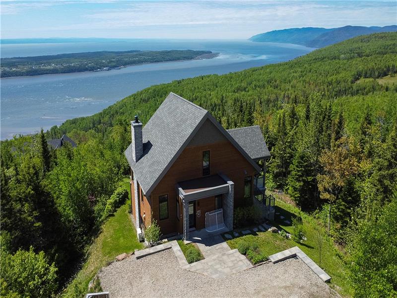 Chalet La Panoramique:  Elegance, Breathtaking St. Lawrence River View & Private Hot tub