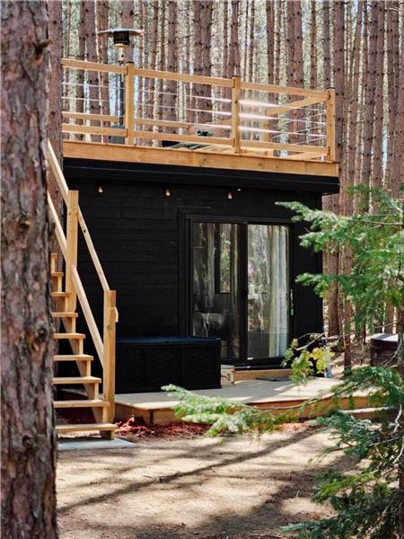 Tiny cabin wit hot tub and beach