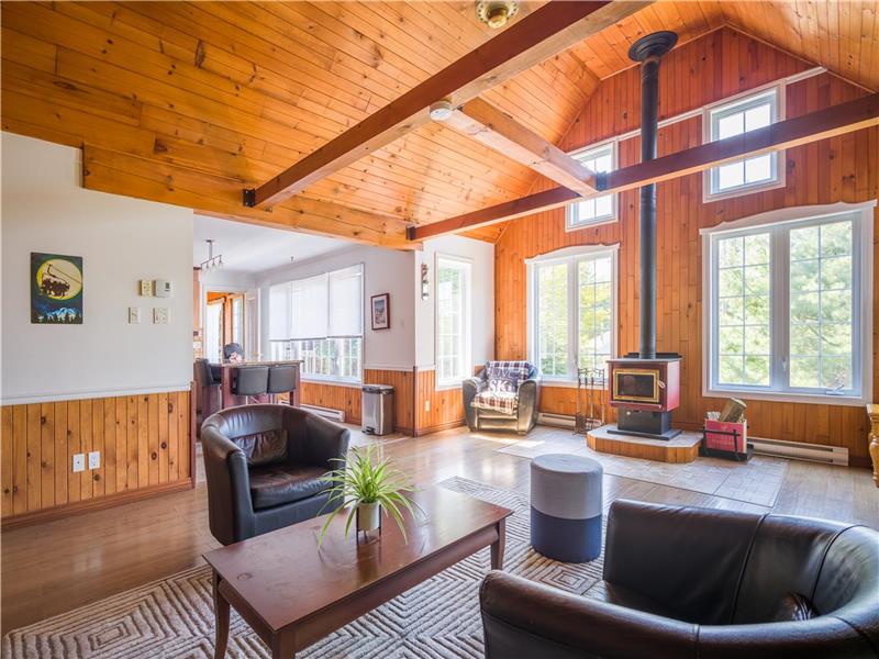 Le Rocher -Cottage 4 bedrooms, 2 bathrooms, Spa, 3min drive from ski station and public beaches