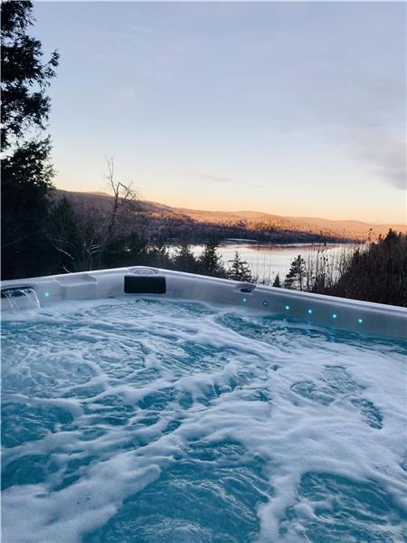 THE PANORAMIC COTTAGE - IN THE NATURE, SPA, VIEWED ON THE SAINT-MAURICE RIVER.
