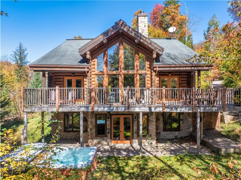 Chalets MONT-TREMBLANT & SURROUNDINGS  -  Lakefront/ Golf/ Ski