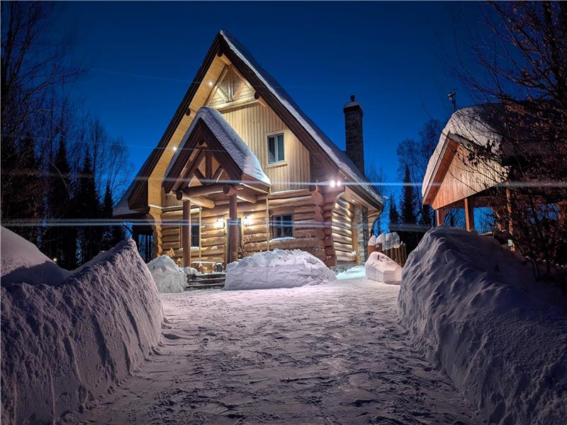 Log Cabin Bliss: Luxury 4BR | 10 Guest | Tremblant