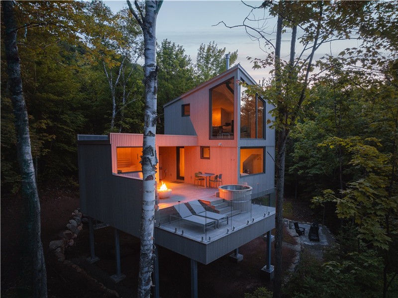 Évasion thermale privée : sauna, hammam, bain nordique et douche froide avec vue rivière et montagne