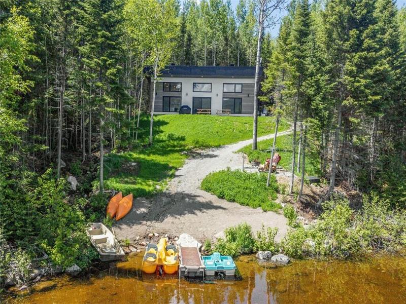 Chalet neuf au bord d'un lac | Ferland-et-Boilleau