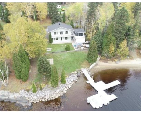 Le Maja: Bord de l'eau, petit plage!