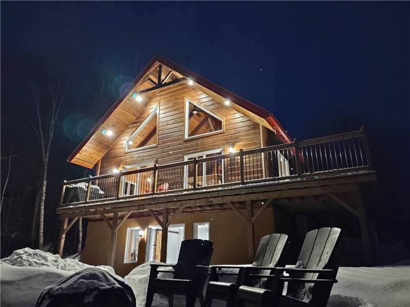 Chalet au toit rouge