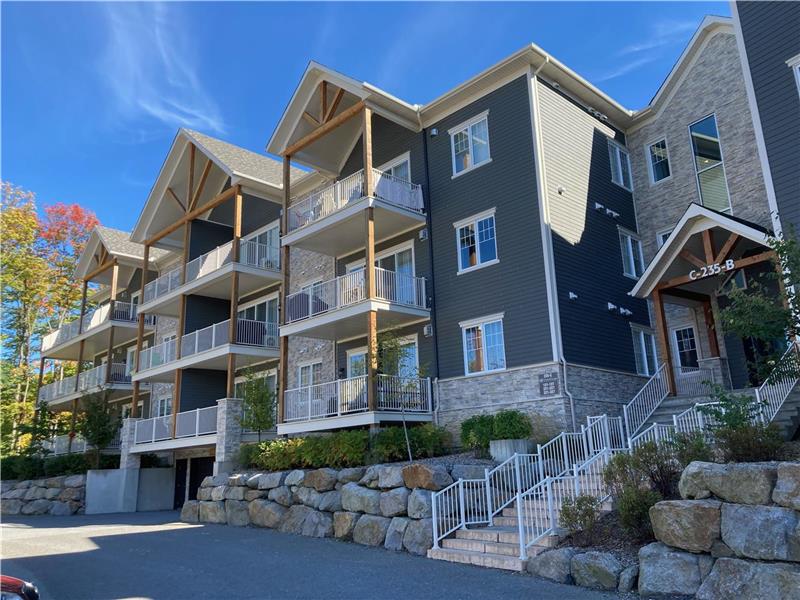 CONDO EN MONTAGNE VRAI SKI BIKE IN, SKI BIKE OUT À LOUER À BROMONT