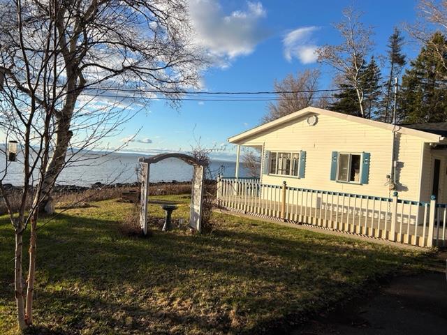 Chalet Desjardins-Boucher (accès au fleuve, bordure du fleuve, vue sur les montagnes, tranquillité)