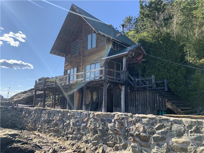 Chalet des marées hautes, Anse de Roche sur le fjord