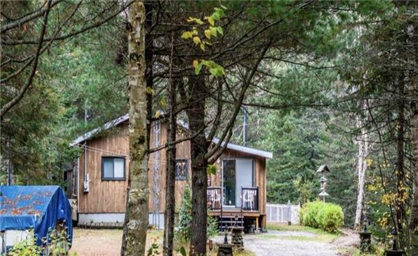Beautiful Chalet by the water at Saint-Alexis-des-Monts