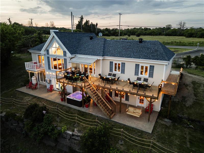 Hollywood Manor - Thematic, Spa and Beach on the Outaouais River