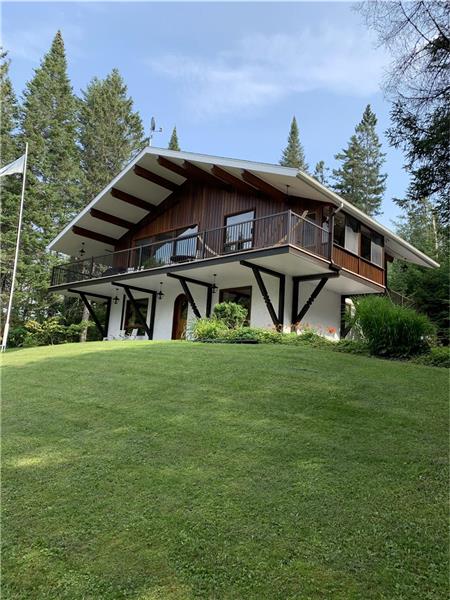 Situé au coeur du village de Saint-Adolphe-d'Howard, à distance de marche de tous les services.