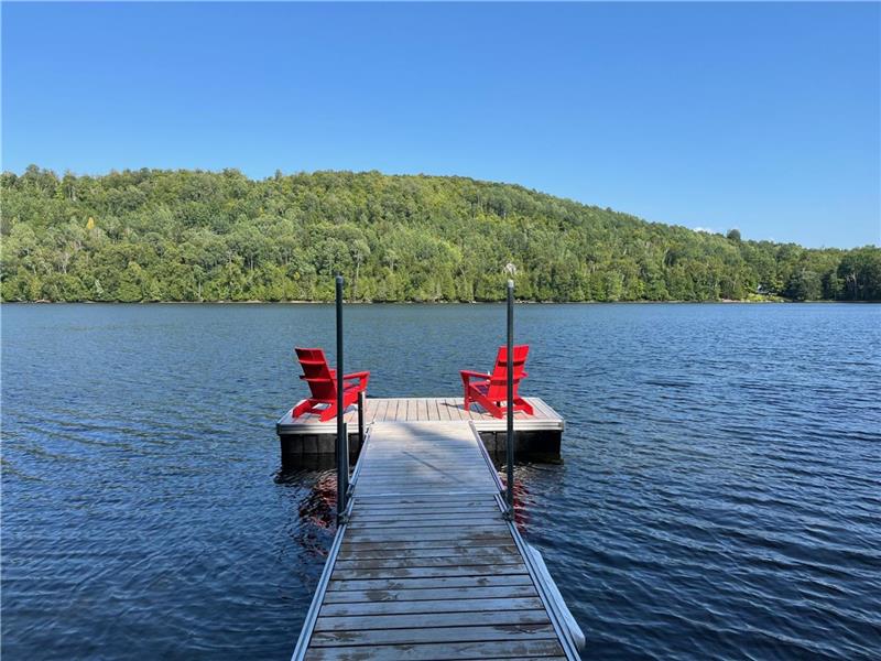 Chalet Sunflower - Lakefront cottage located on a peaceful wooded lot