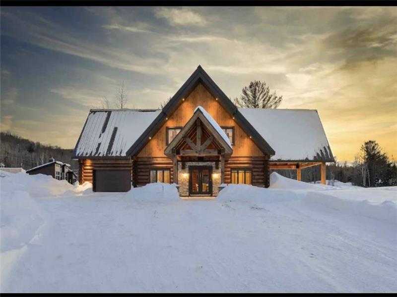 Cozy log cabin La Tanière, lake front, overlooking the ski slopes.