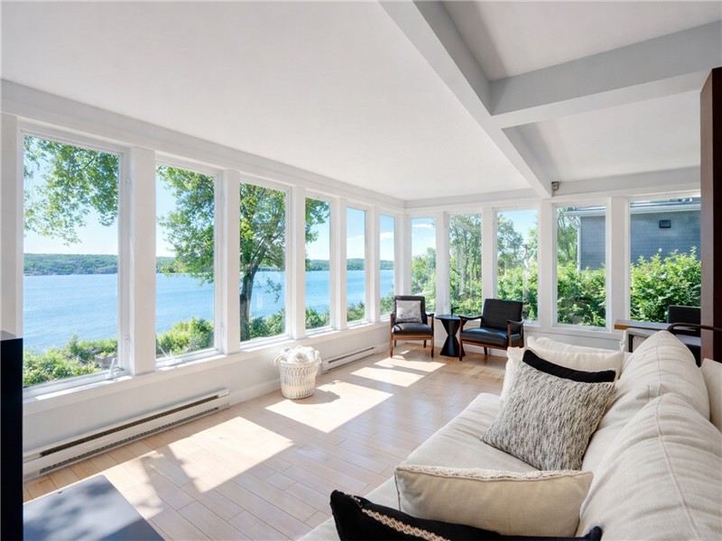 WATERFRONT COTTAGE - LAKE MAGOG (15 MINUTES FROM ORFORD SKI MOUNTAIN)