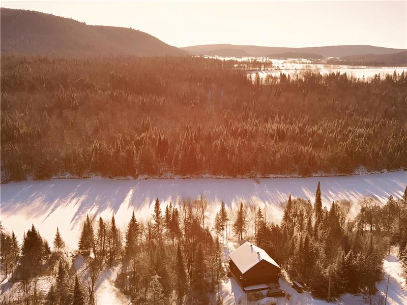 THE-SUNNY | LOG-CABIN, HOT-TUB, WATERFRONT, POOL TABLE & FIREPLACE