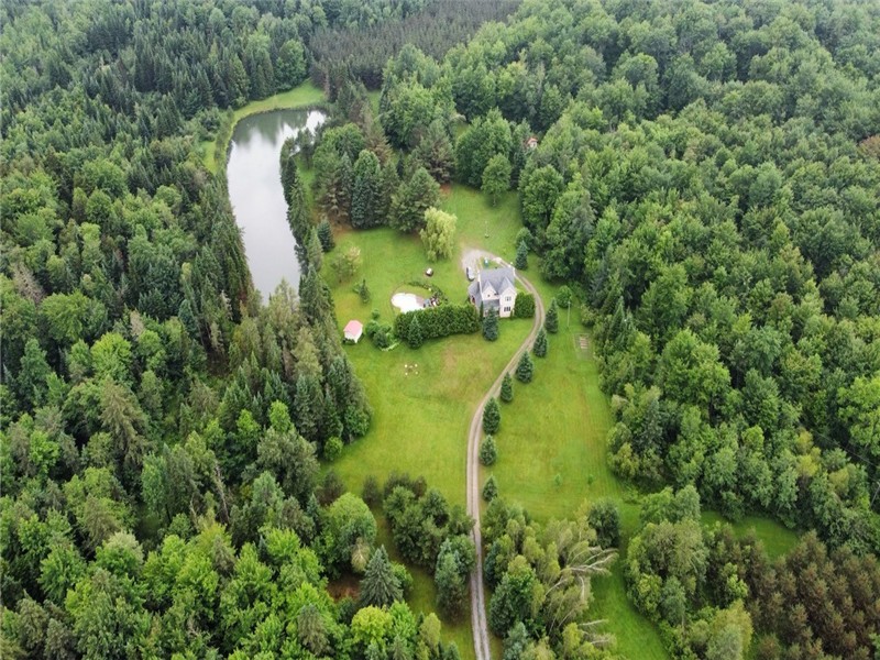 Maison aux Mésanges, privacy, confort and tranquility. 20 min from Granby and Bromont. Come to see.