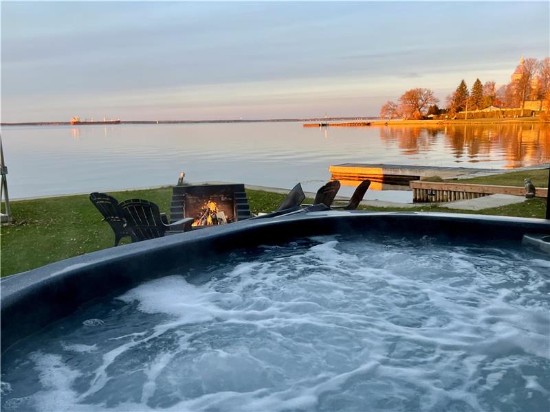 Bord De l'eau / Spa, climatisation et coin de feu. Havre de paix à l'année !