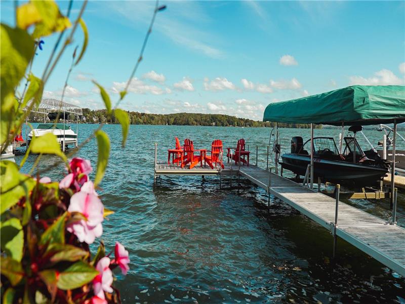 Waterfront Chalet with Panoramic Views of Lake Brome –