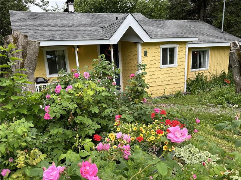 La place à Marie-Anne pour l'ambiance chaleureuse et le Spa. Sentier du village à partir du chalet.