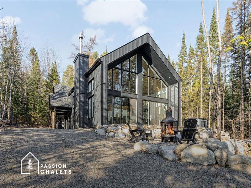 * PASSION CHALETS * | LE SHACK À REJ |  SPA - SAUNA - SKI-OUT VAL ST-CÔME - POOL TABLE - FIREPLACE