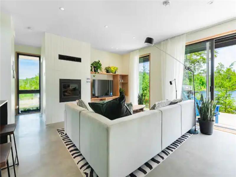 Luxurious Chalet Aube - Waterfront, Spa, Fireplace!