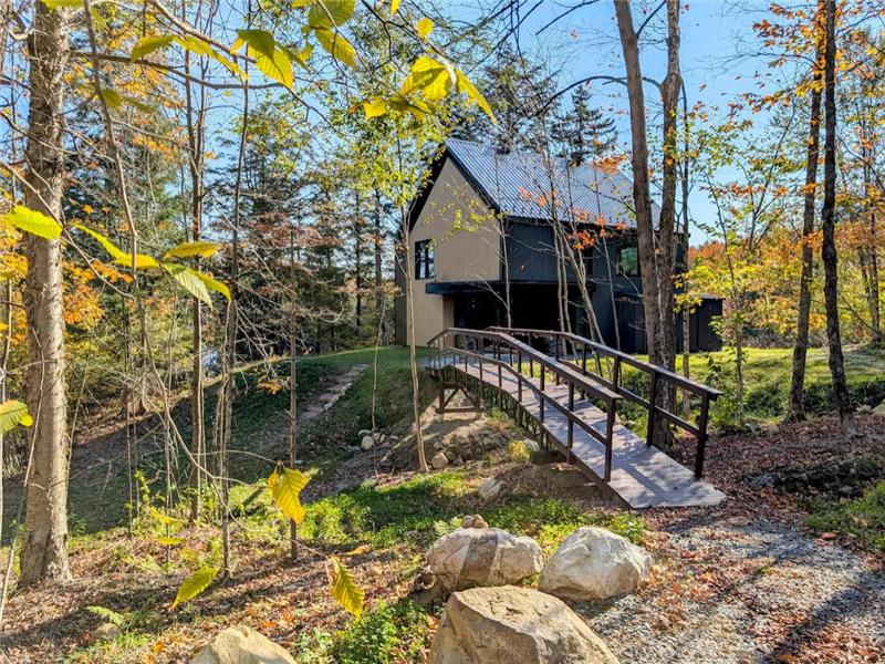 Luxurious Chalet Ambre - Waterfront, Spa, and Fireplace!