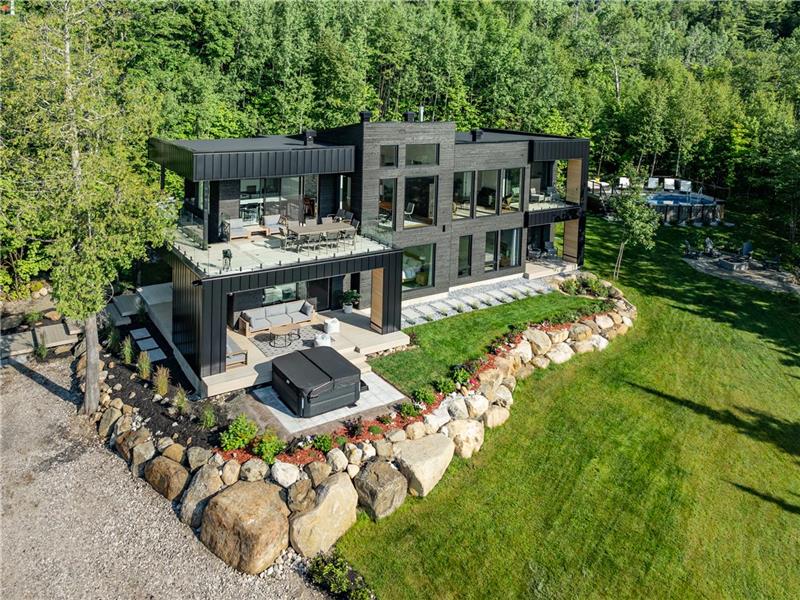 Luxury Contemporary Villa with Pool & Exceptional View | Charlevoix