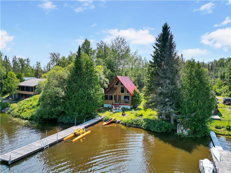 Haut-ChAlet / 3 floor/ Hot tub, private dock, inside and outside fireplace, bbq, screen house