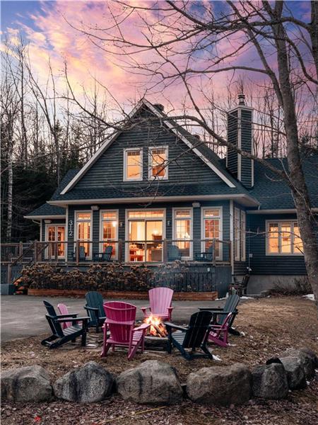 Chalet Geais Bleus - Close to Mont Blanc and 15 Mins to Tremblant - Sleeps 12 - Hot Tub & Billiards