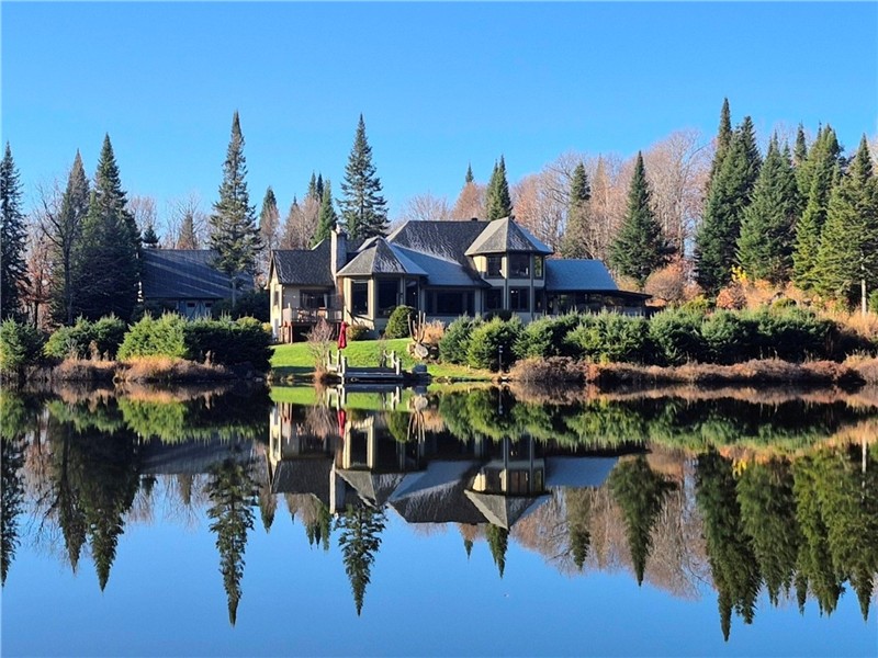 Retraite familiale privée de luxe de quatre chambres avec son propre lac, 4 km de sentiers, 37 acres