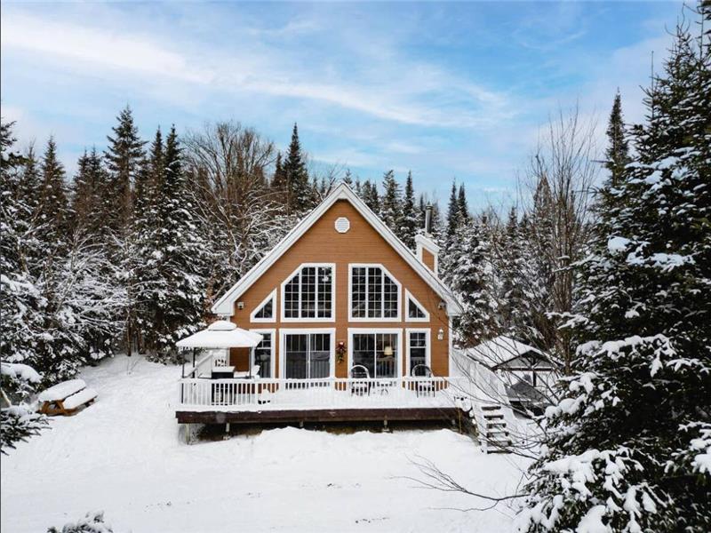 The Riviera, Riverside, Pool Table and fireplace!