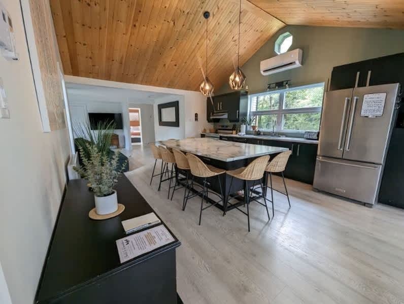 * PASSION CHALETS *| LE RASSEMBLEUR | SPA - GAME TABLES ? FIREPLACE ? GROUP ? ATV & SNOWMOBILE TRAIL