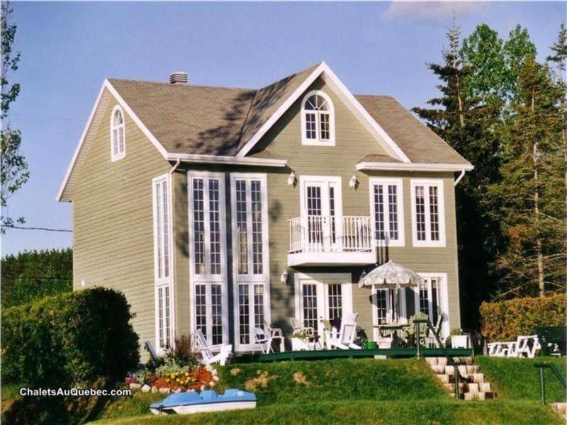 Magnificent cottage on the shore of Lac Nairne