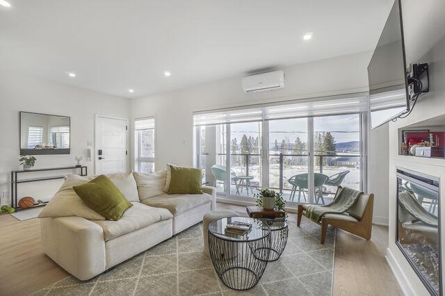 CONDO VUE ON LAKE ARCHAMBAULT, STEPS FROM THE VILLAGE