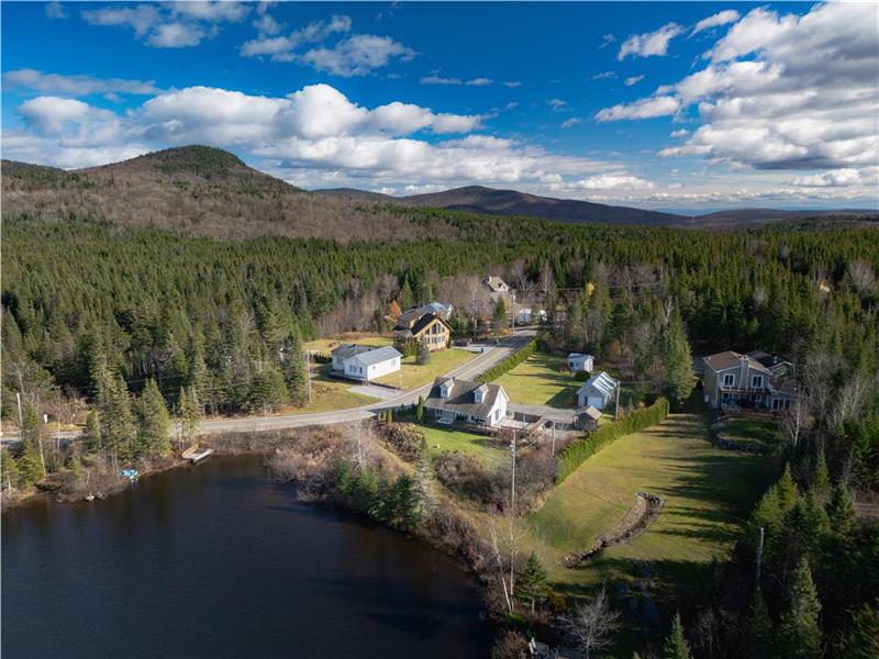 LE BJØRN WITH HOT TUB  ACCESS TO THE LAKE  PETFRIENDLY