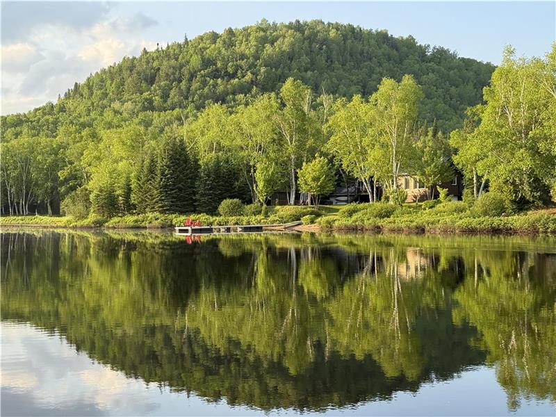 SAUF AU CHALET - LE BOULEAU (BORD DE LAC, SPA, SALLE DE JEUX, KAYAKS, 3 CHAMBRES FERMÉES, 8 PERS.)