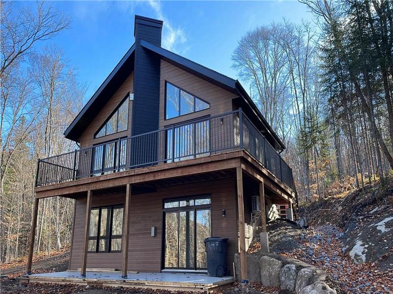 * PASSION CHALETS * | L'HORIZON BOISÉ | LAKE ACCESS (boat launch) – NEW CONSTRUCTION – FIREPLACE