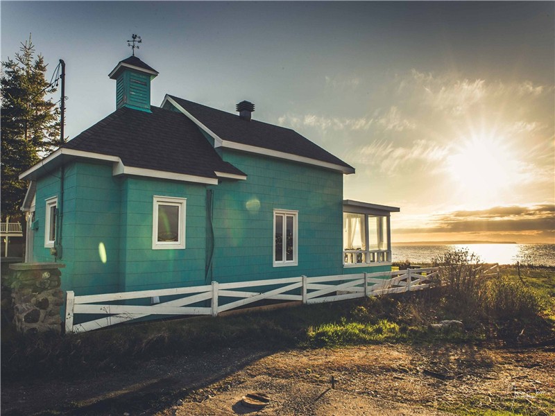 Coastal Charm with River View | La Capitainerie