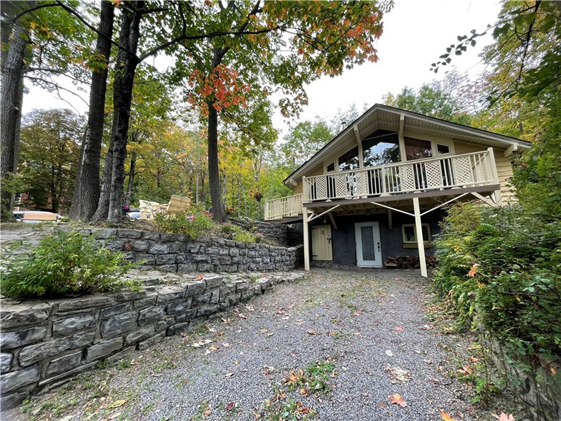 Swiss-Style Chalet with River View and Private Beach, Sainte-Pétronille, Île d'Orléans (monthly)