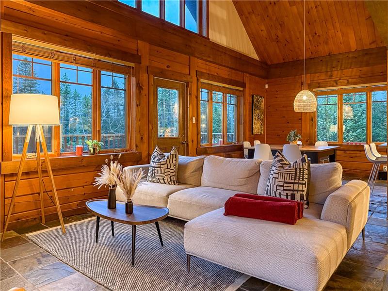 Le Saïra: Peaceful Chalet with Hot Tub & Trails