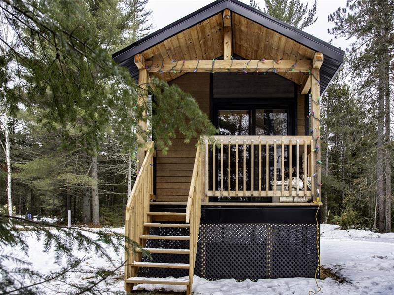 * PASSION CHALETS * | LE MONTANA | RIVER VIEW - BEACH - WATERCRAFT ($) - FIREPLACES - TRAILS