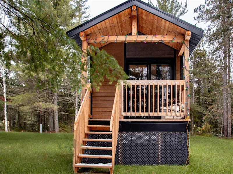 * PASSION CHALETS * | LE MONTANA | RIVER VIEW - BEACH - WATERCRAFT ($) - FIREPLACES - TRAILS