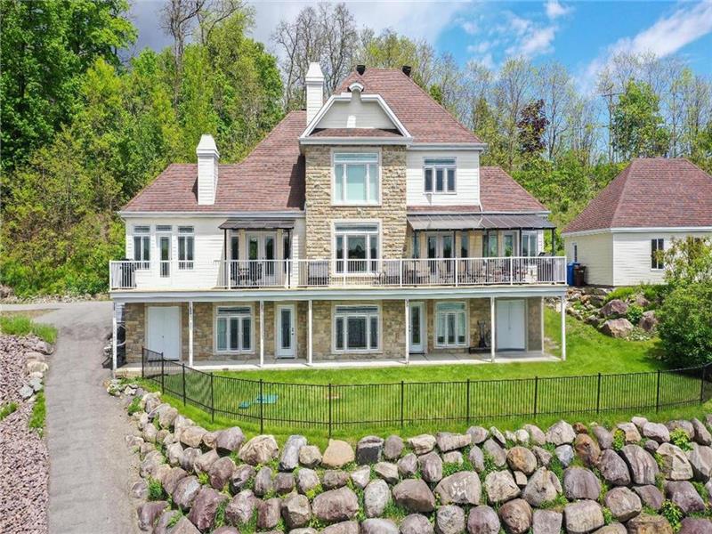 Luxurious chalet - waterfront - Intergenerational home