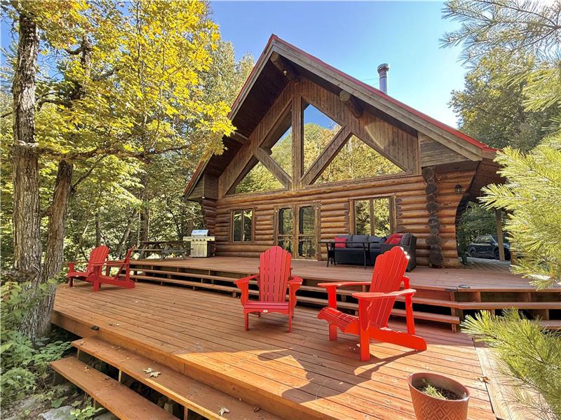 SAUF AU CHALET - LE DRAVEUR (BORD DE LA RIVIÈRE, SPA, CHUTES À 2 MINUTES, 3 CHAMBRES FERMÉES)