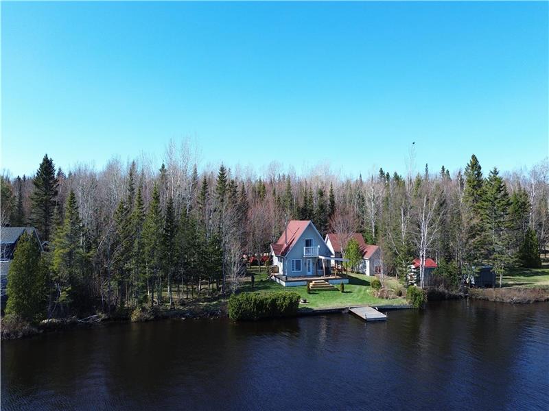 Lake front cottage, Le 107