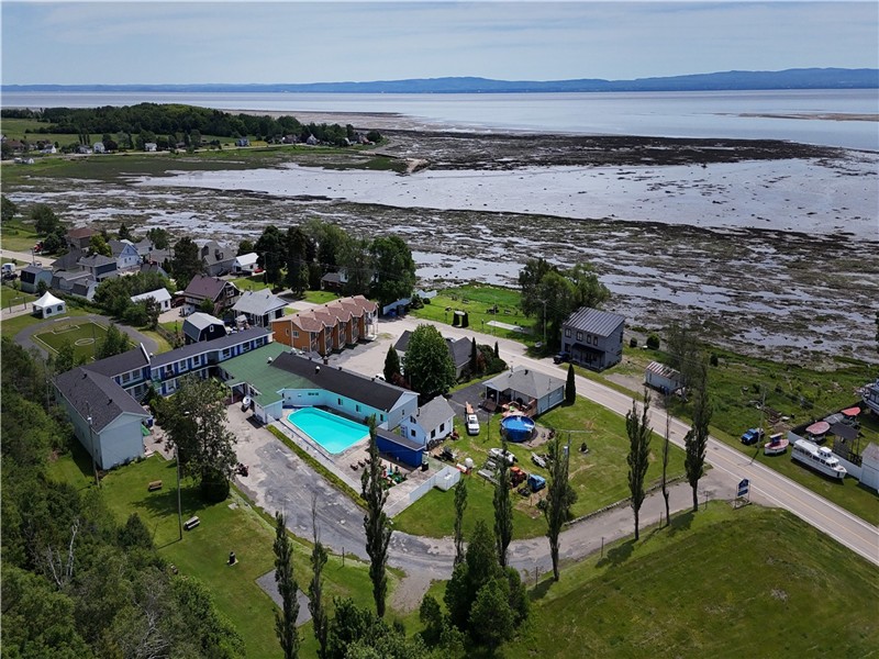 Condo | Bord de fleuve et Piscine | Les Voitures d'Eau