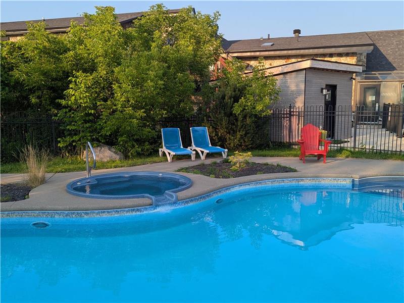 Condo Mont Orford: Heated Swimming pool, 2 Jacuzzis, terrace, national park 5 min!