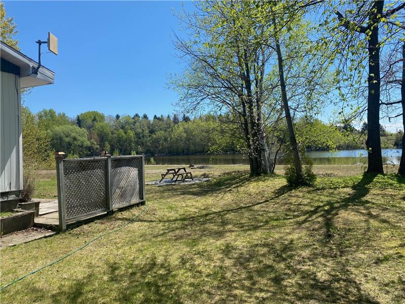 Well-located chalet with access to water